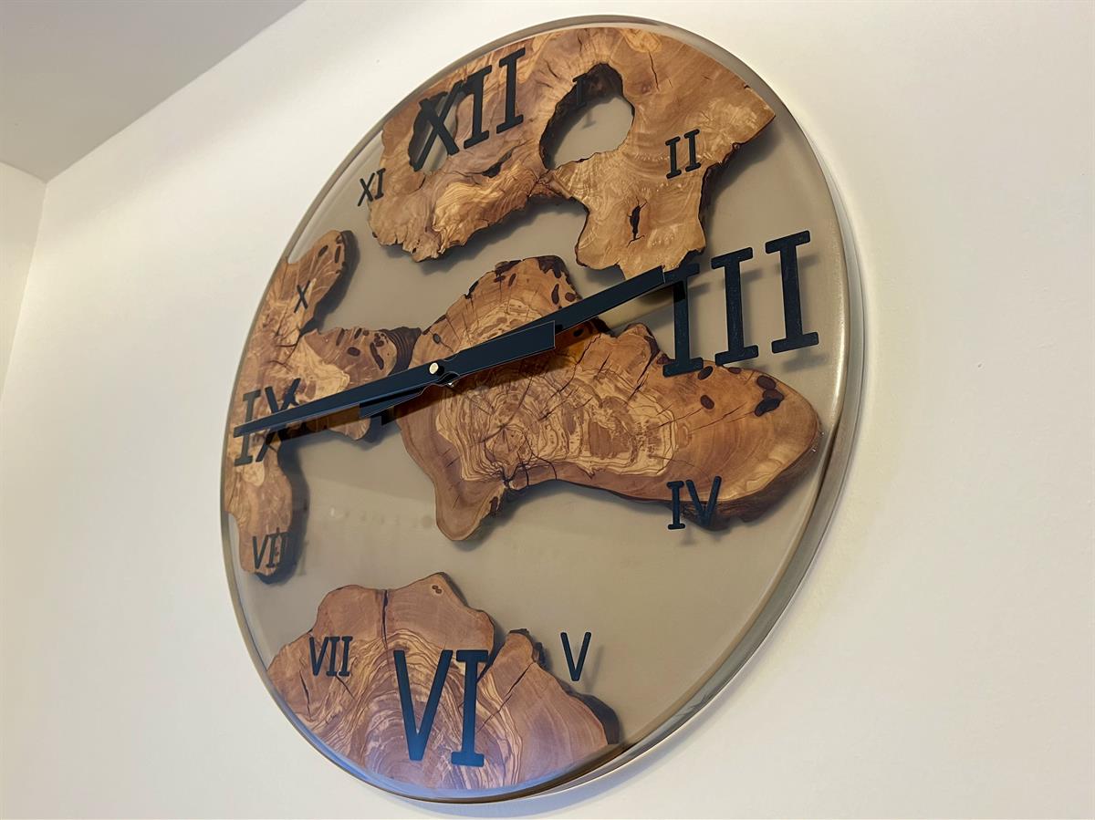Wanduhr aus Olivenholz mit Smokey-Effekt